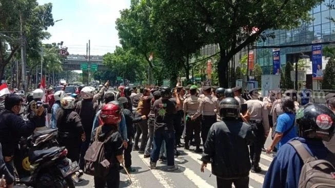 Demo Tolak Formula E di DPRD DKI Ricuh, Massa Ditabrak Mobil Polisi, Satu Orang Ditangkap