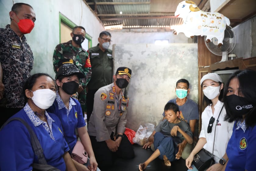 Kapolresta Tangerang Menahan Tangis Saat Kunjungi Bocah Lumpuh Sejak Usia 1,5 Tahun