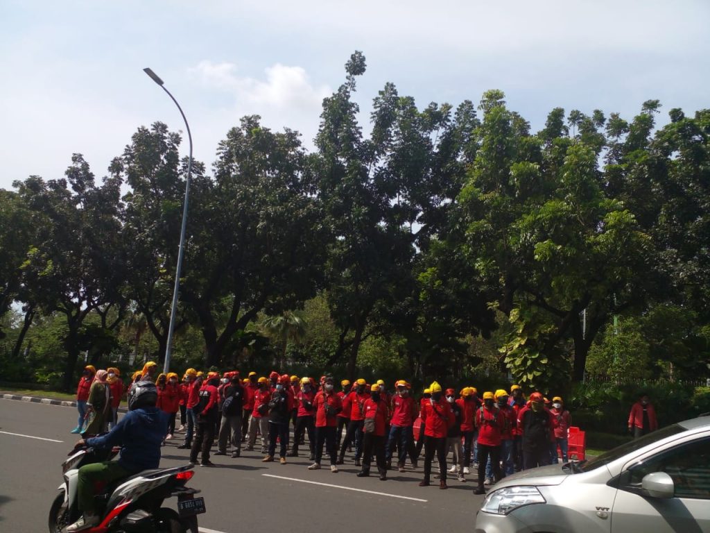 Massa buruh kembali mengepung Balai Kota DKI