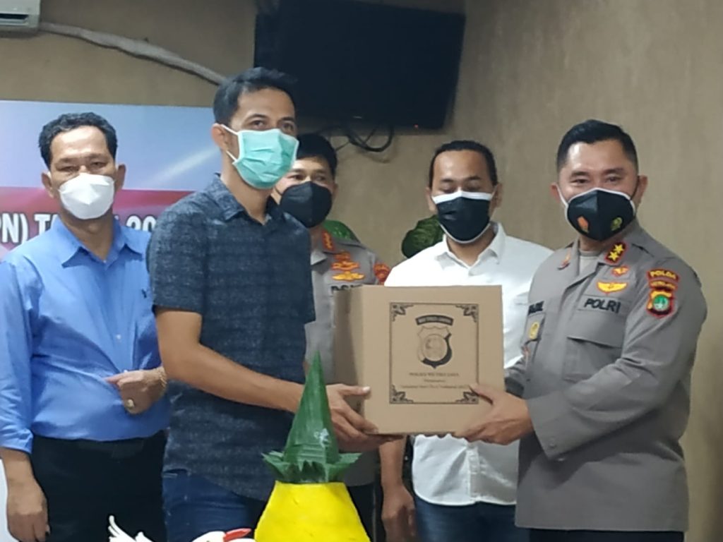 Kapolda Metro Jaya Penyerahan Bingkisan kepada ketua Forum Wartawan Polri (FWP