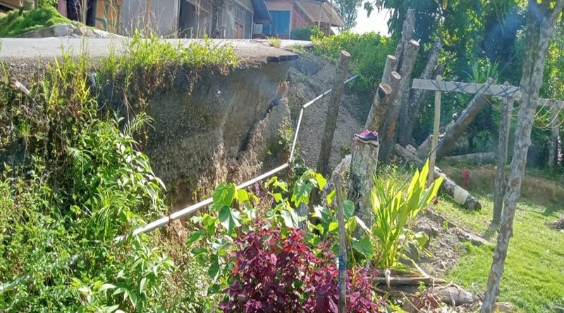 Ruas Jalan Provinsi Kabupaten Nias Barat  Rusak, Rumah Warga Terancam Longsor
