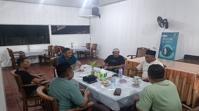 Raja Petuanan Kaiely Beserta Ibrahim Wael Petua adat Kaiely mengapresiasi langkah TNI dalam melakukan penertiban di kawasan Gunung botak.